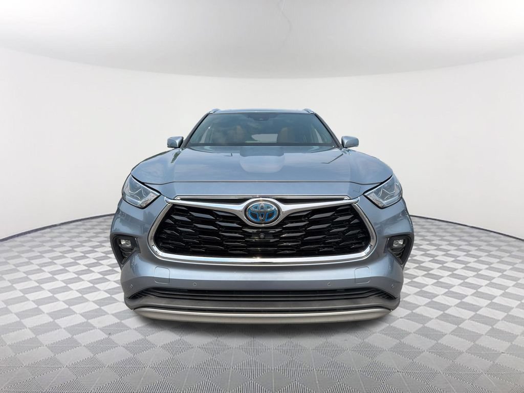 Used 2020 Toyota Highlander Platinum FWD image 2