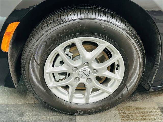 Used 2025 Chrysler Pacifica Select image 28