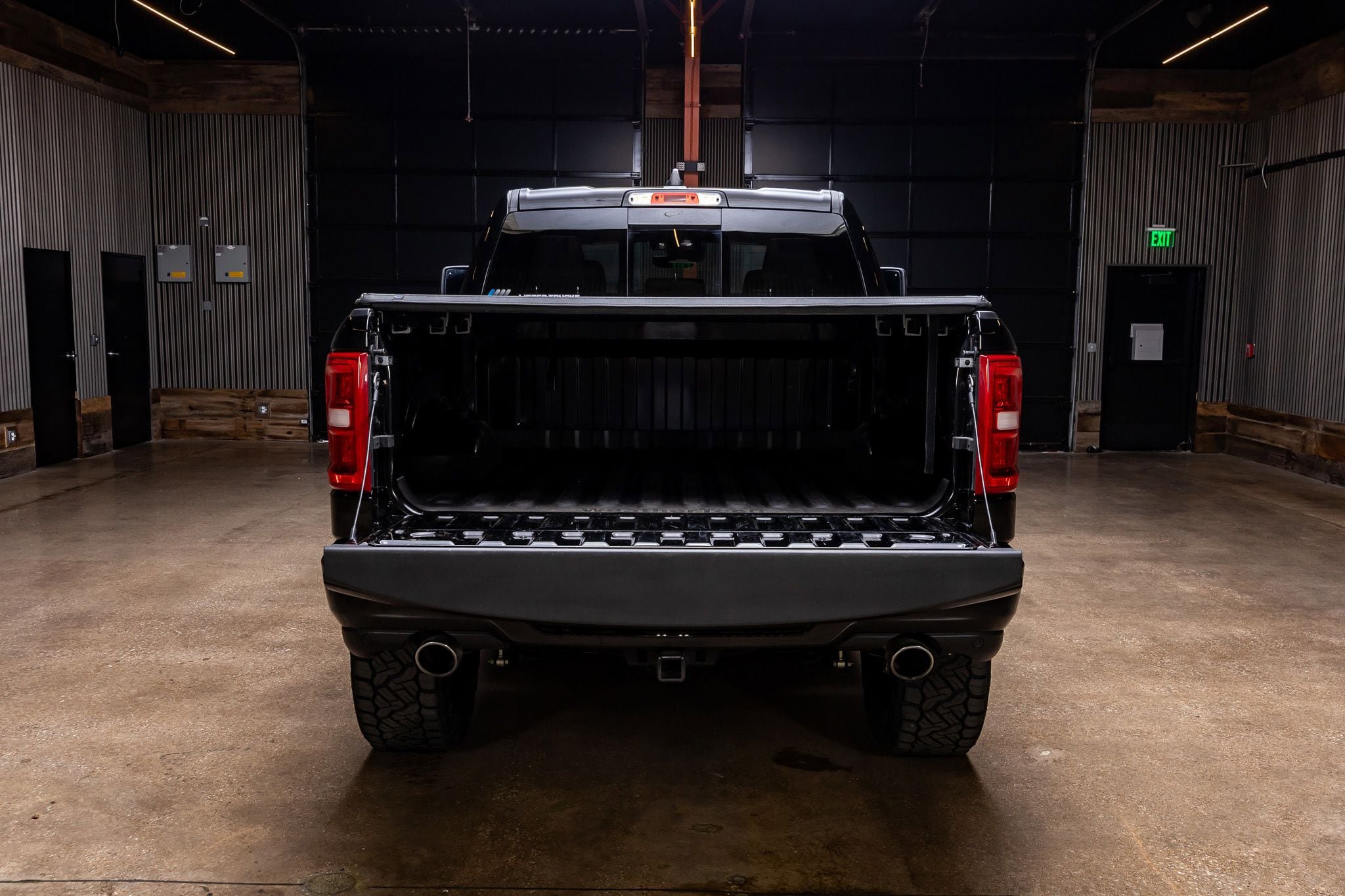 Used 2025 RAM 1500 Laramie w/ Sport Appearance Package AWD/4WD image 9
