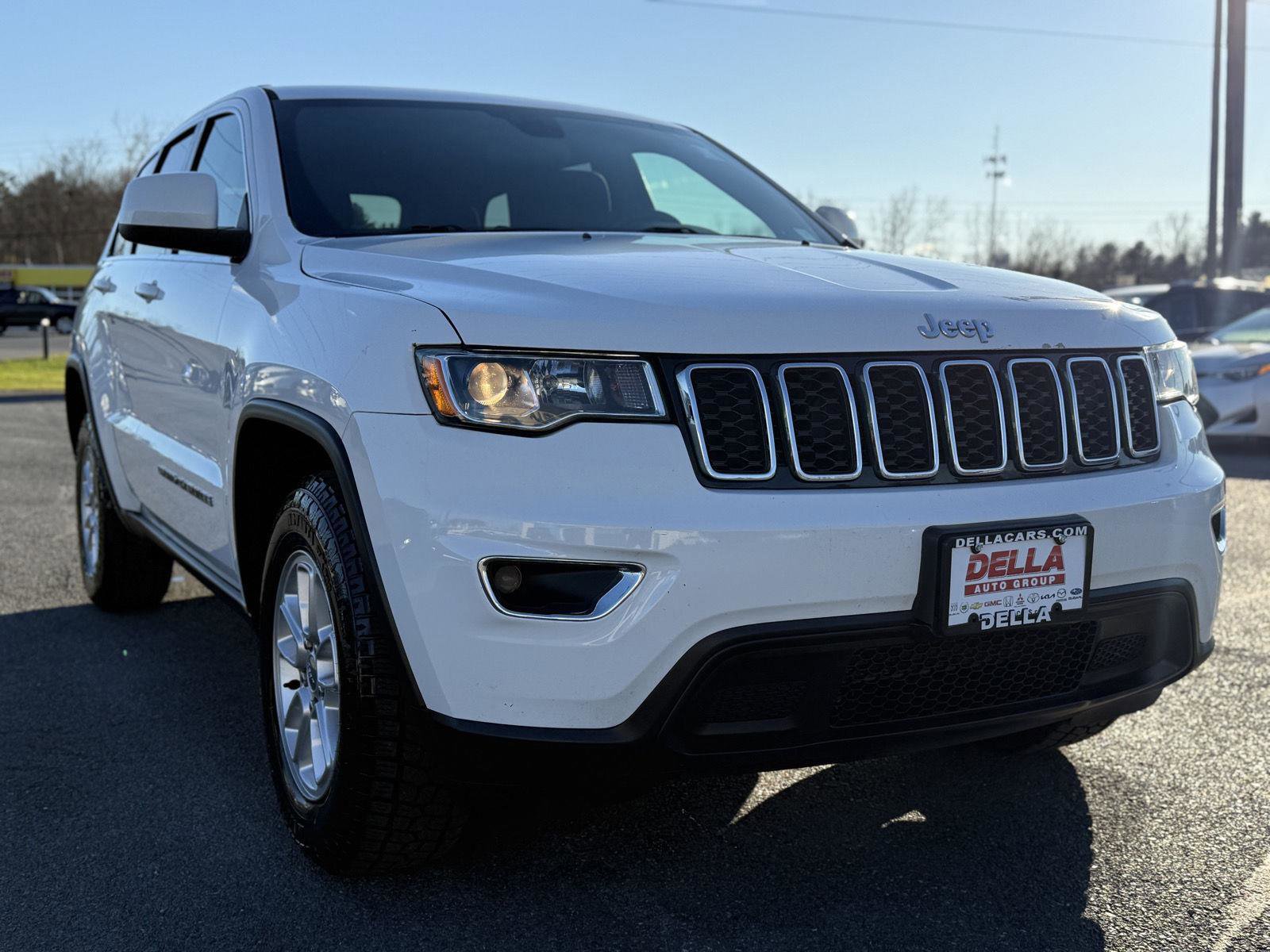 Used 2018 Jeep Grand Cherokee Laredo image 3