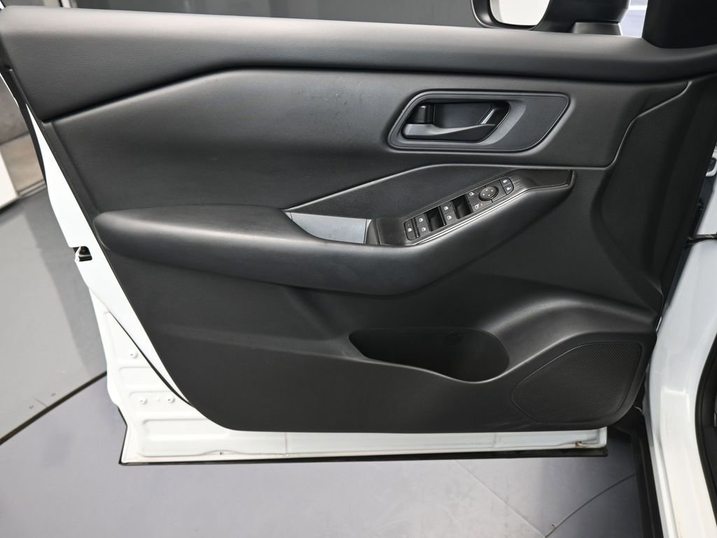 Used 2024 Nissan Rogue S image 12