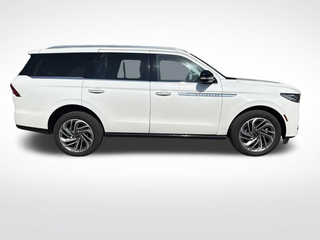 Used 2026 Lincoln Navigator Reserve AWD/4WD image 4