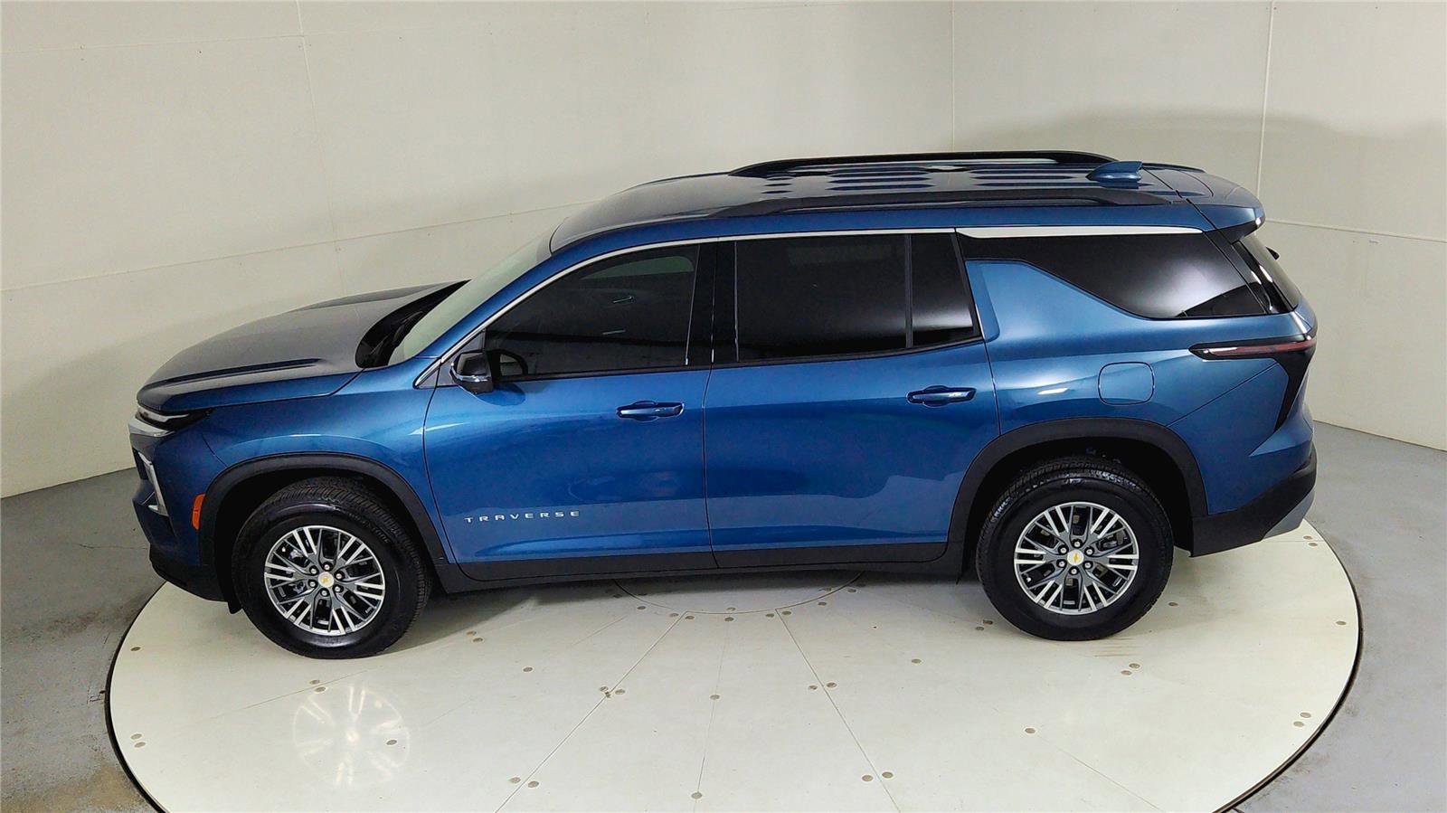 Used 2025 Chevrolet Traverse LT w/ Driver Confidence Package image 19