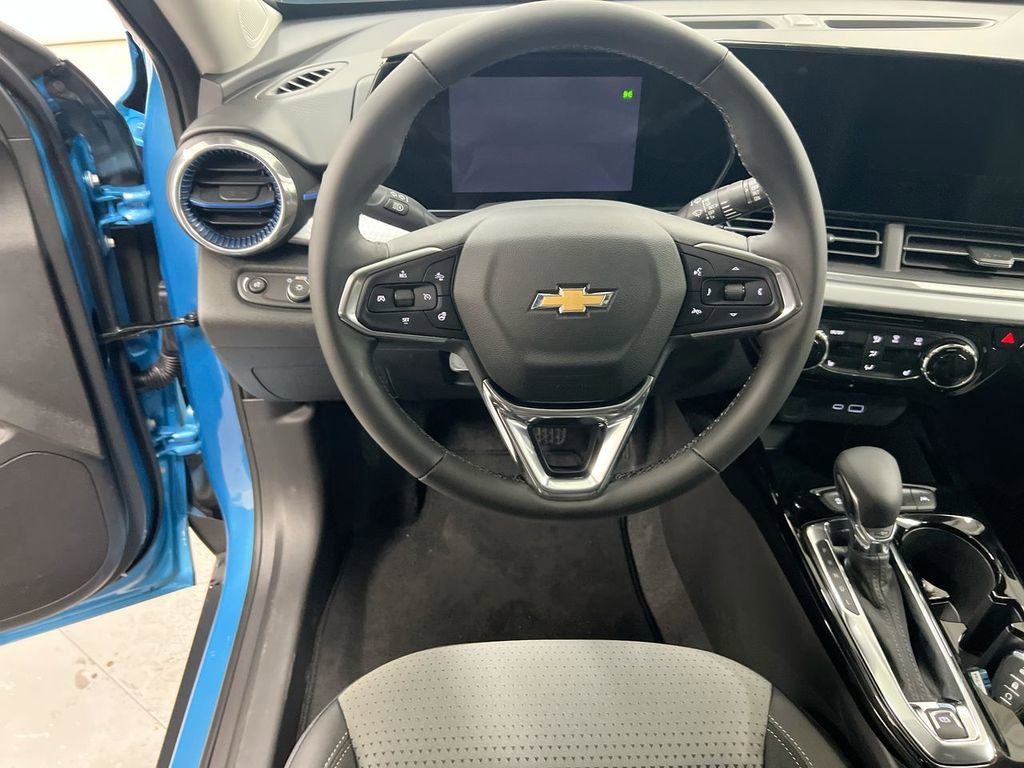 Used 2025 Chevrolet Trax LT w/ Driver Confidence Package image 19