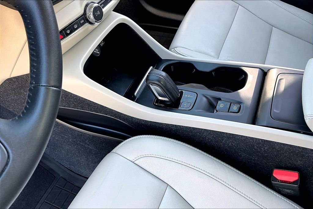 Used 2021 Volvo XC40 T5 Momentum w/ Premium Package image 16