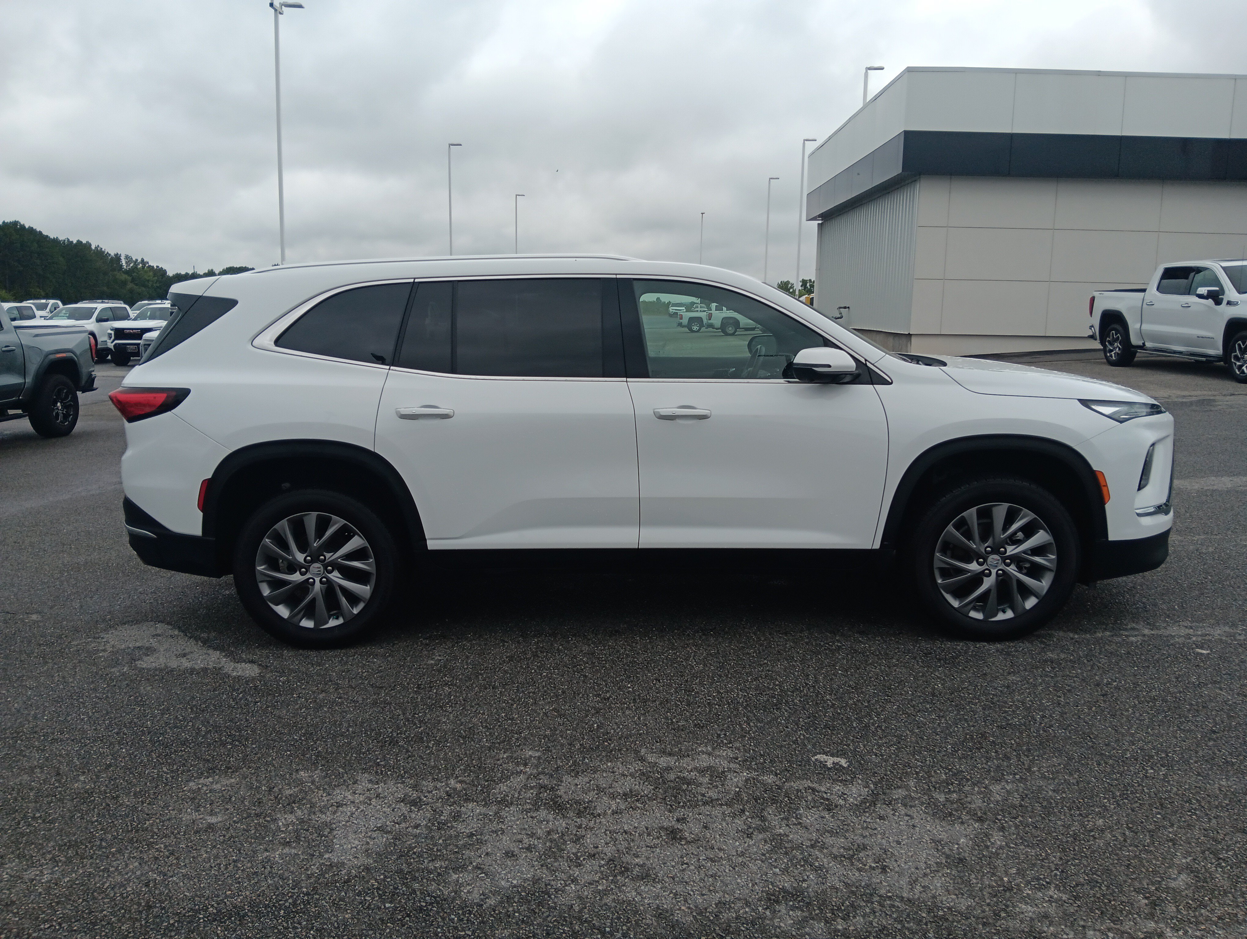 Used 2025 Buick Enclave Preferred FWD image 7