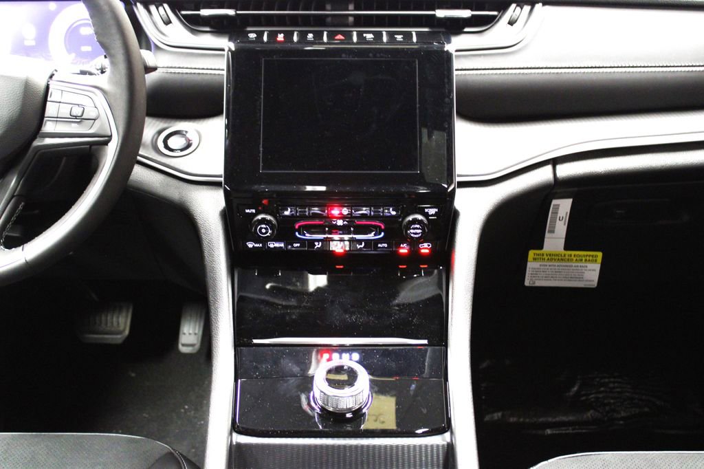 New 2025 Jeep Grand Cherokee Altitude image 13