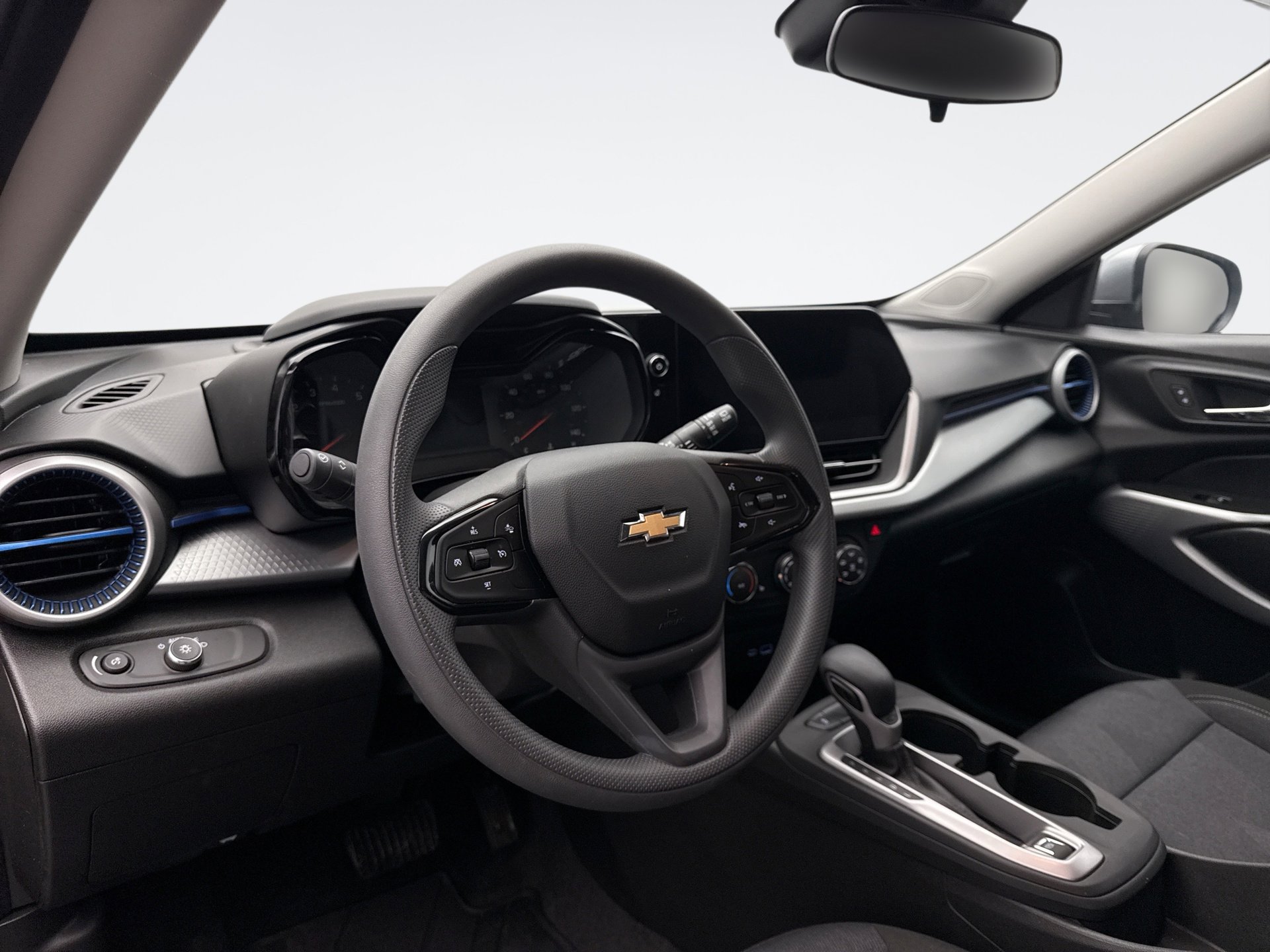 Used 2025 Chevrolet Trax LS w/ LS Convenience Package FWD image 10