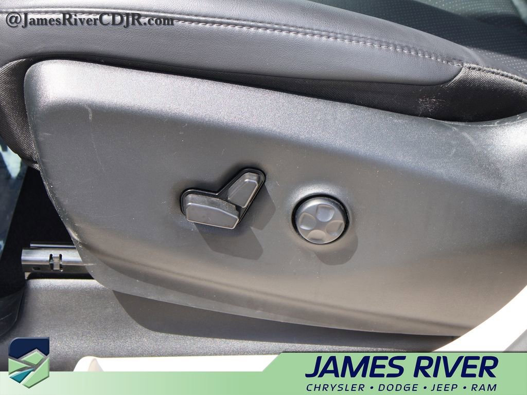 Used 2024 Chrysler Pacifica Touring-L image 23