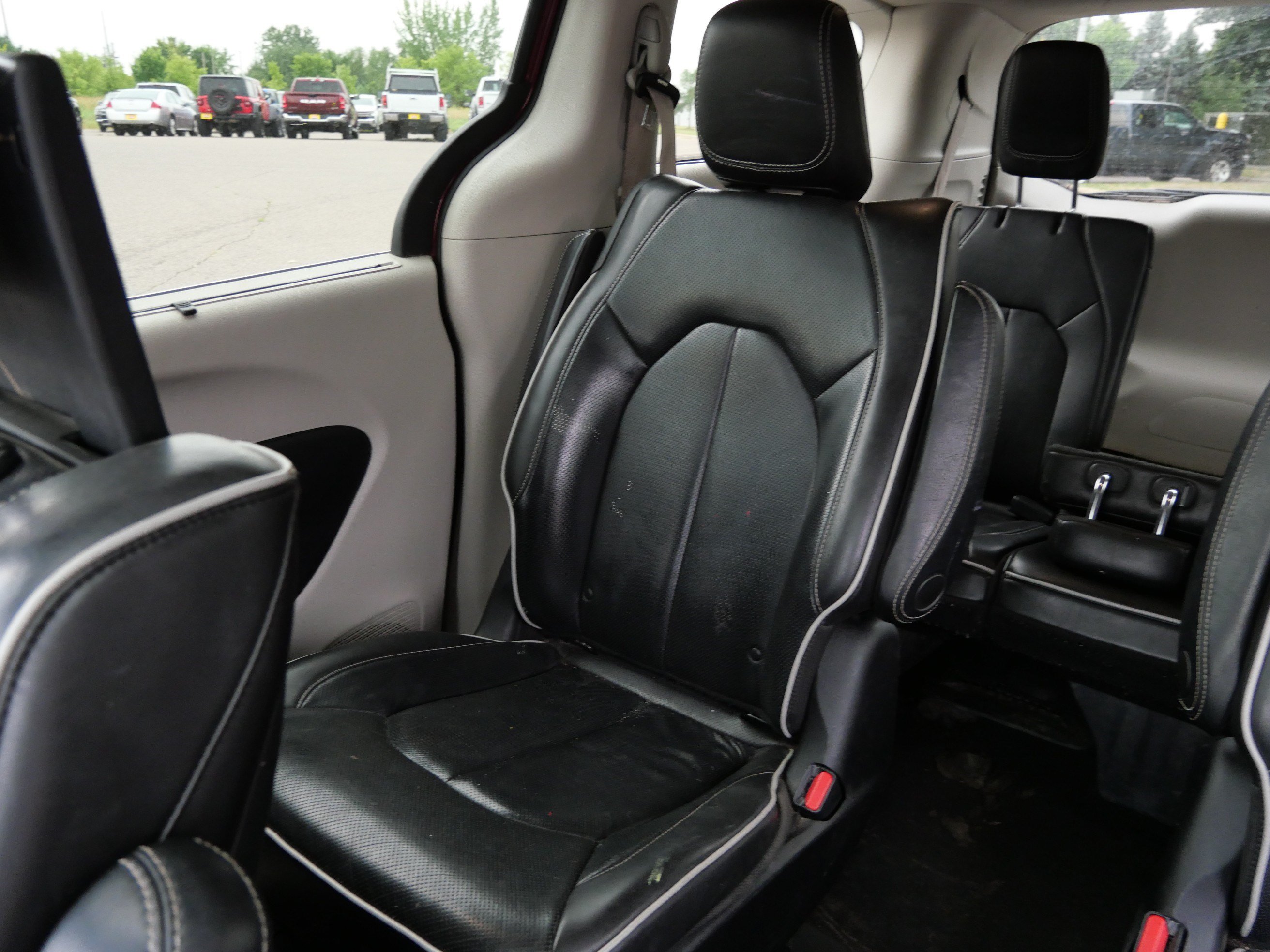 Used 2021 Chrysler Pacifica Limited w/ Uconnect Theater Family Group FWD image 12