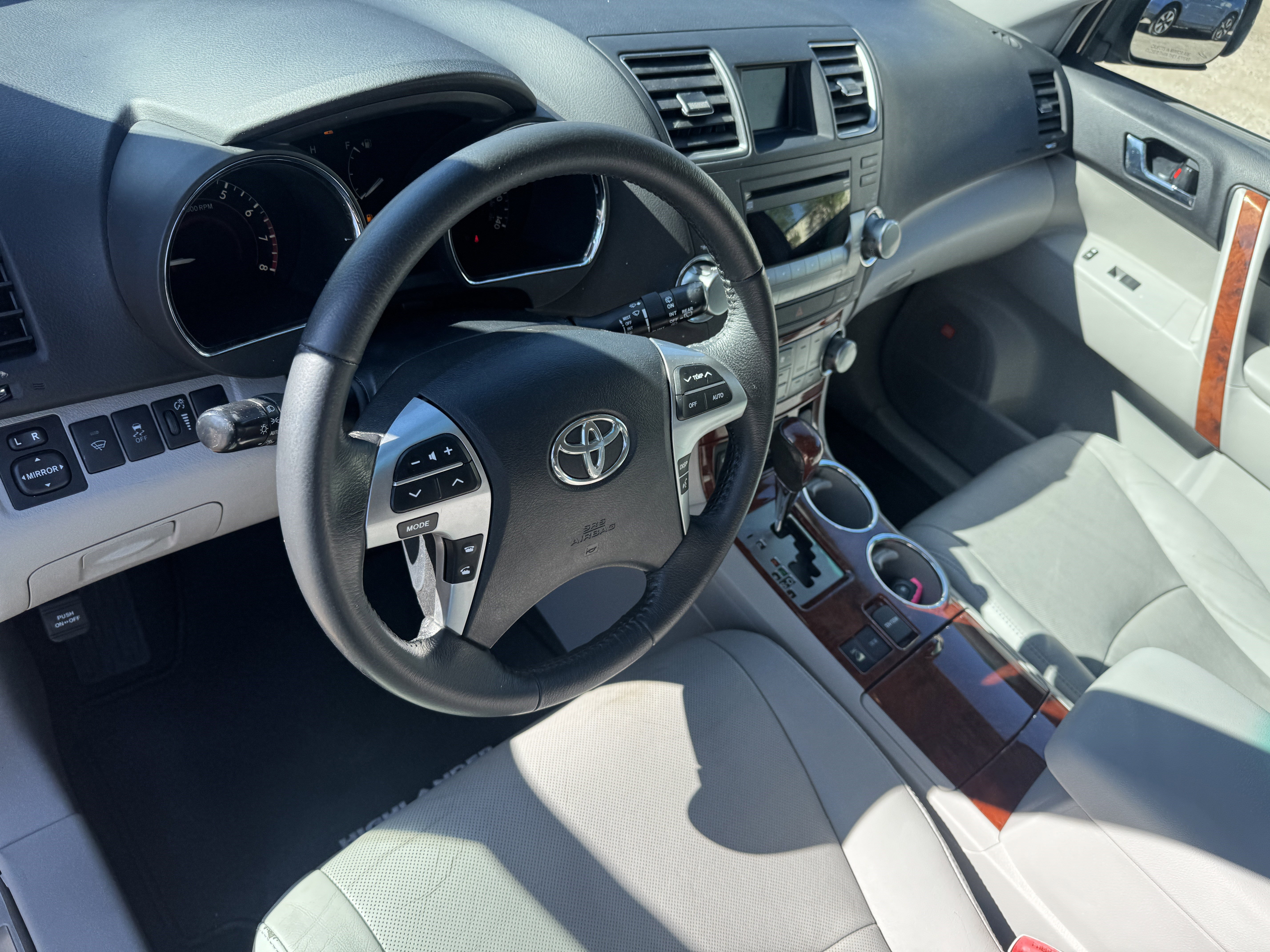 Used 2012 Toyota Highlander Limited w/ Tow Pkg image 12