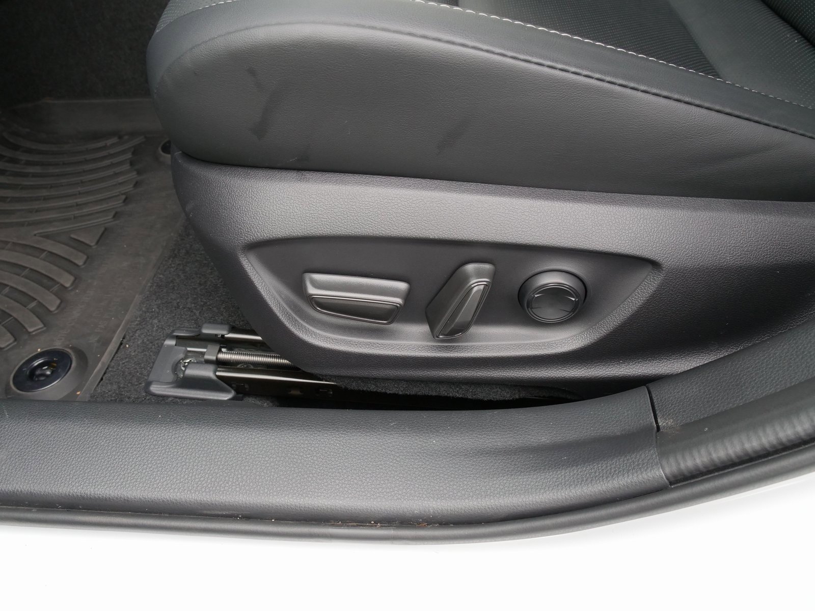 Used 2025 Toyota Prius XLE image 18