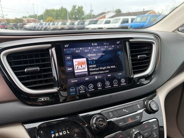 Used 2018 Chrysler Pacifica Touring-L w/ Tire & Wheel Group FWD image 8