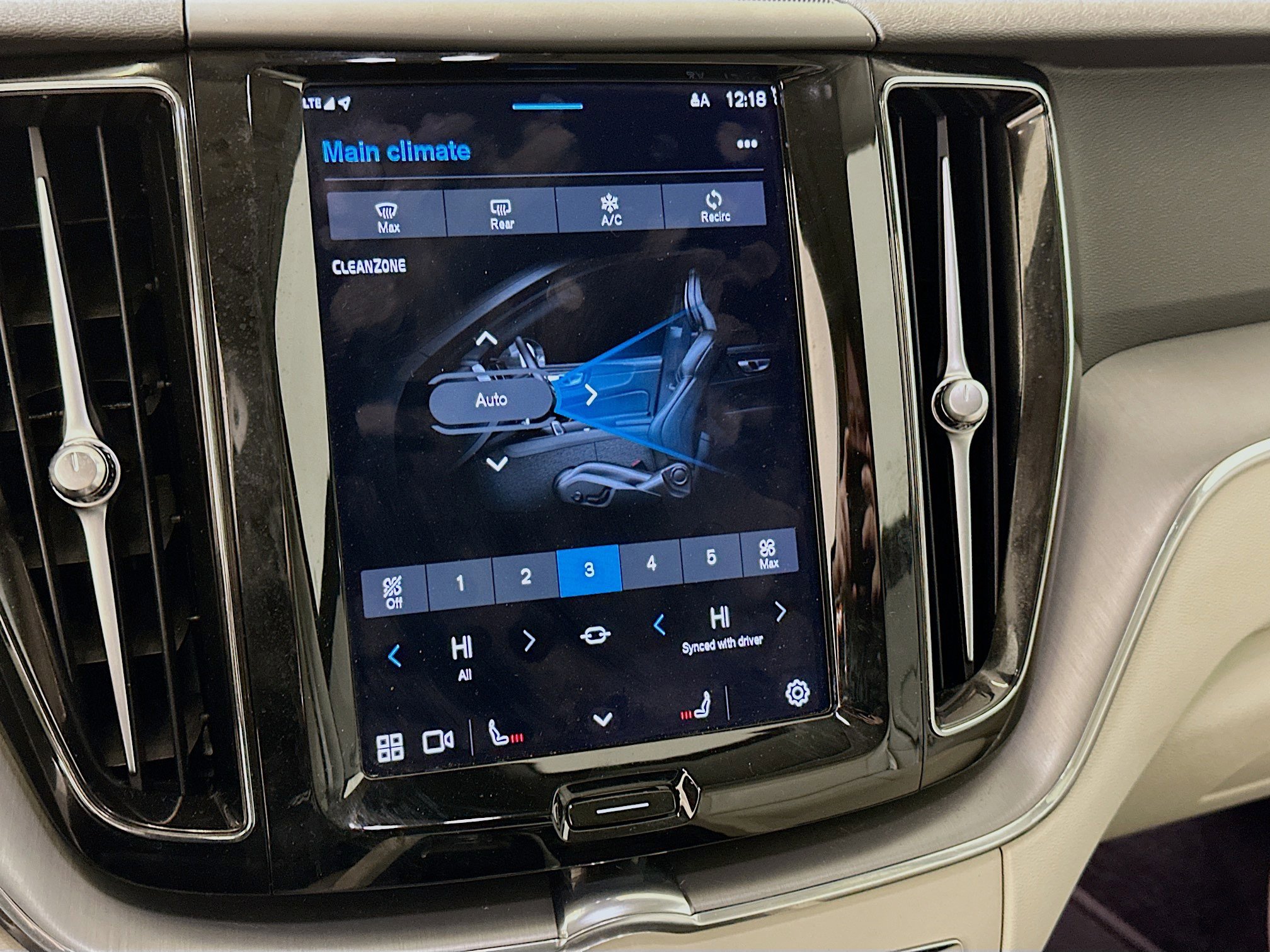 Used 2023 Volvo XC60 B5 Core image 24