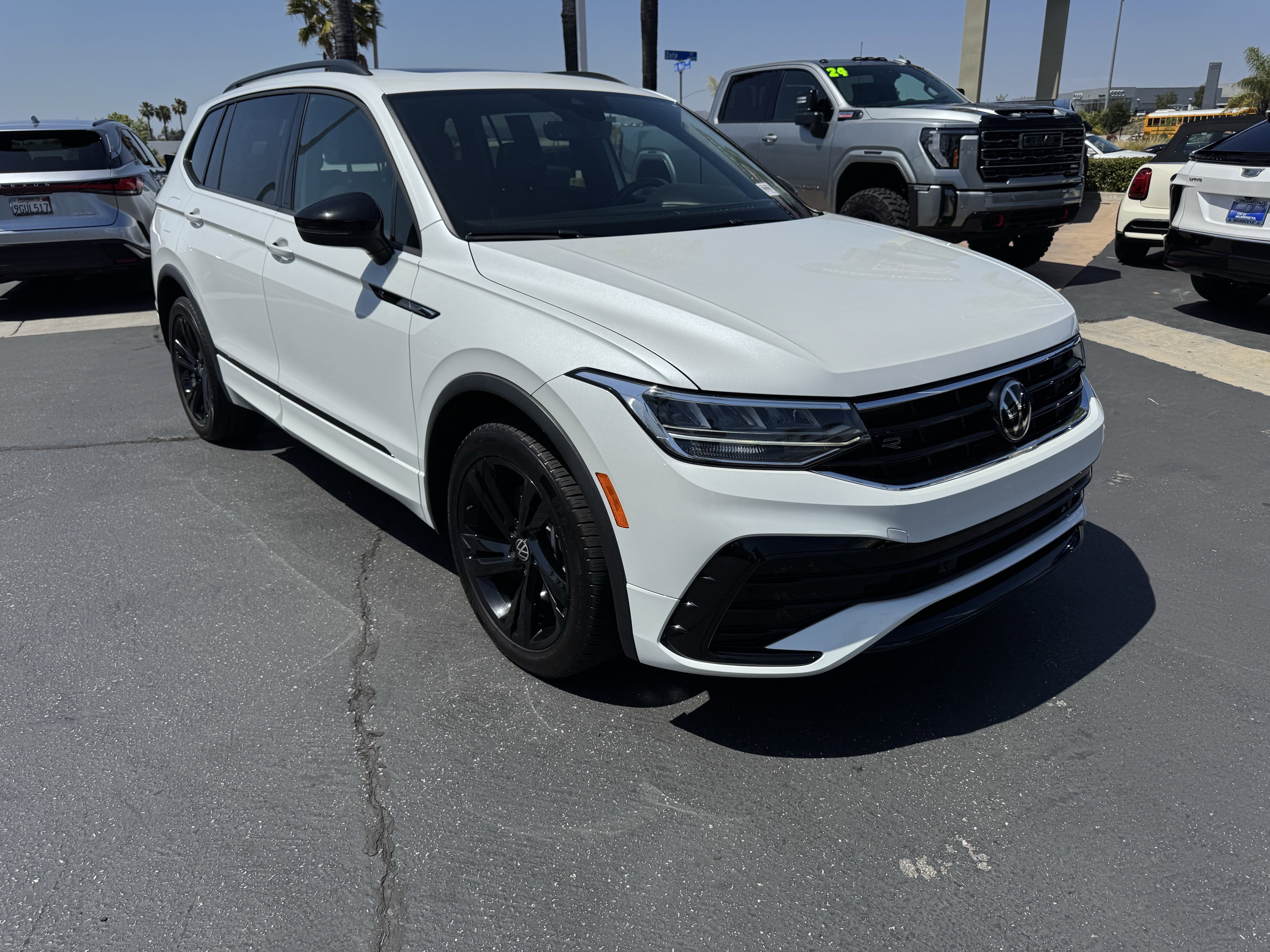 Used 2024 Volkswagen Tiguan SE R-Line FWD image 2