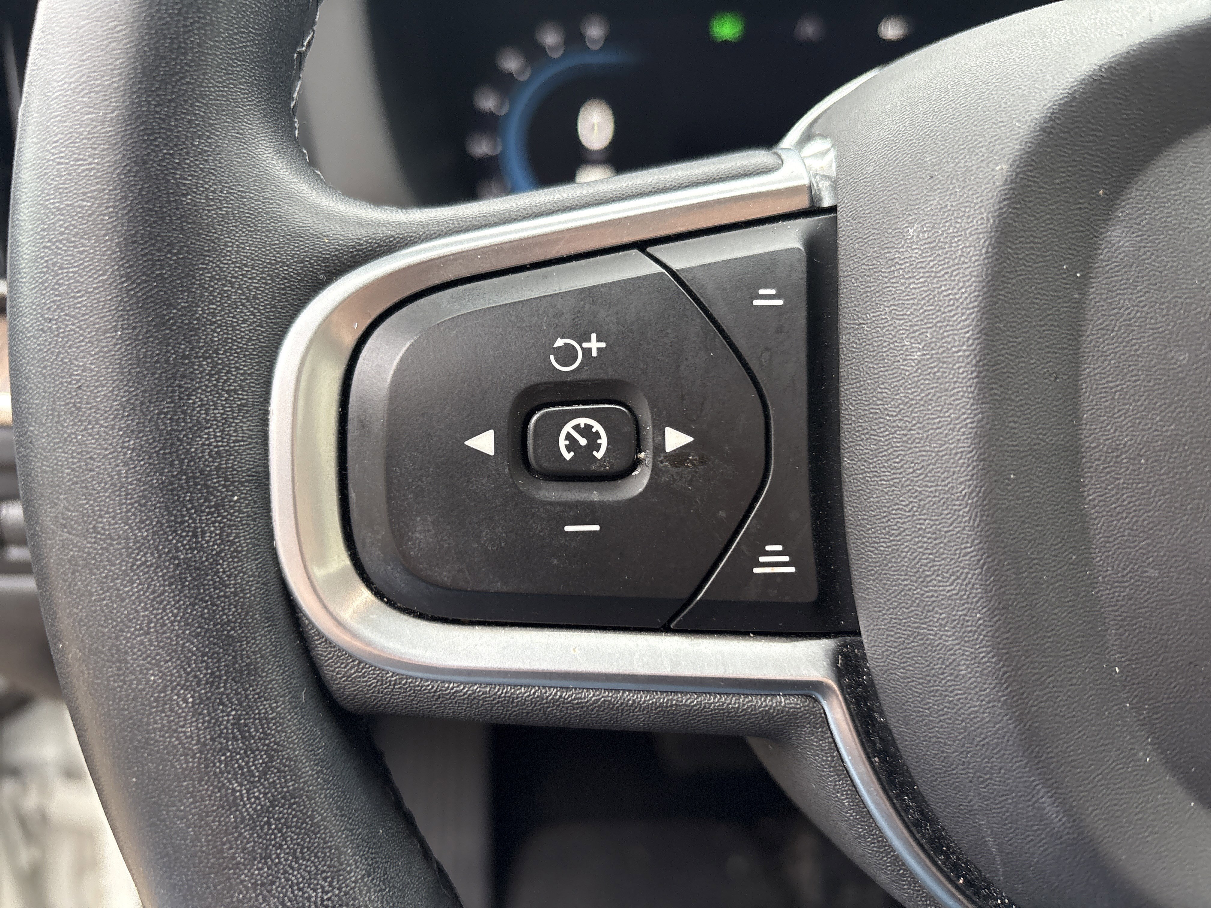 Used 2022 Volvo XC60 B5 Momentum w/ Climate Package image 15