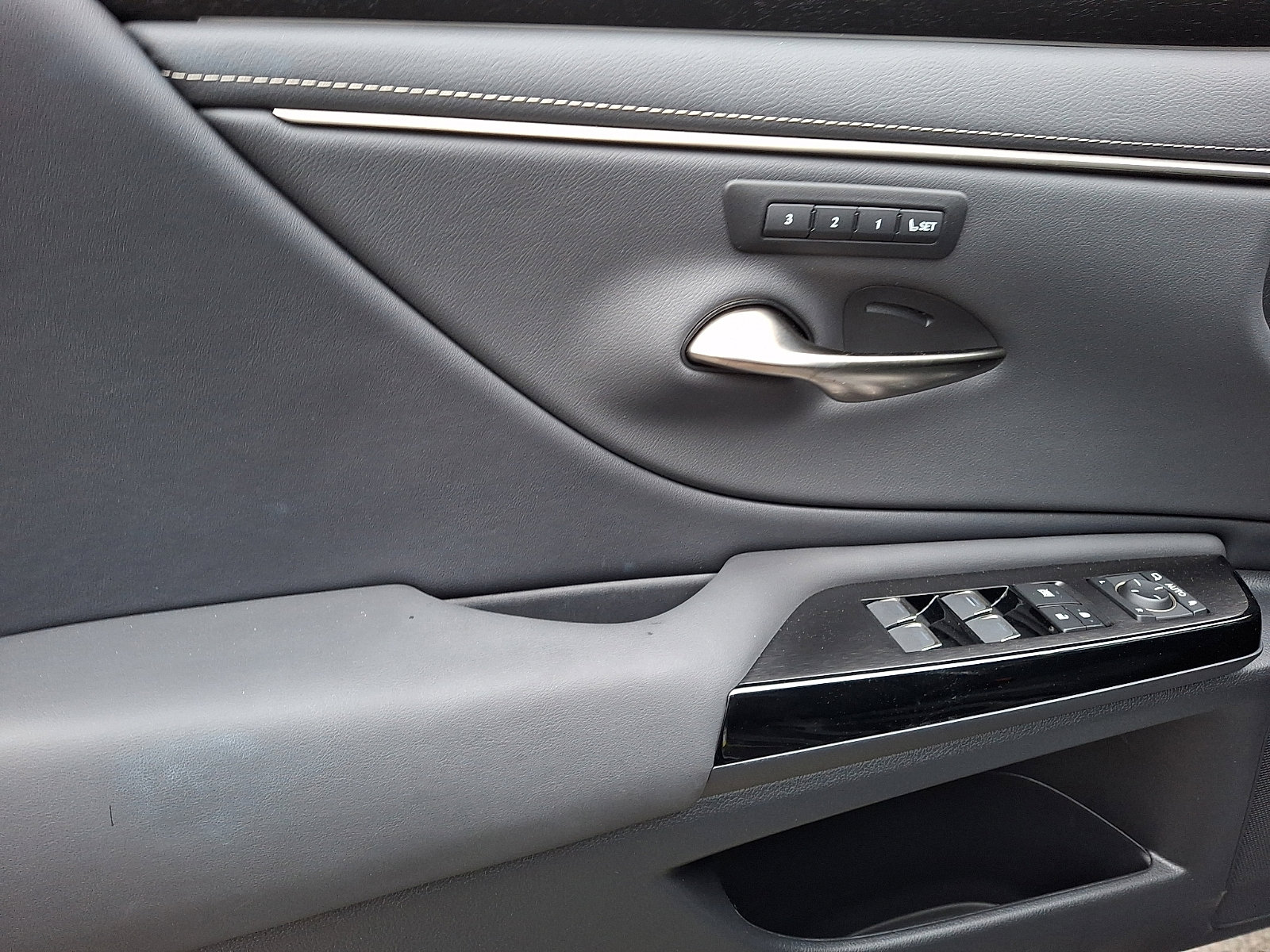 Used 2023 Lexus ES 350 w/ Premium Package FWD image 13