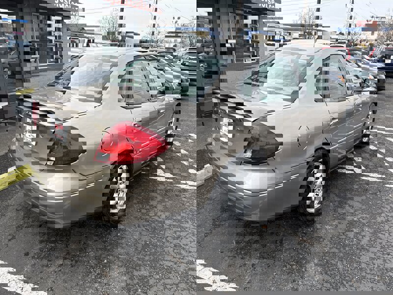 Used 2003 Ford Taurus SE image 4