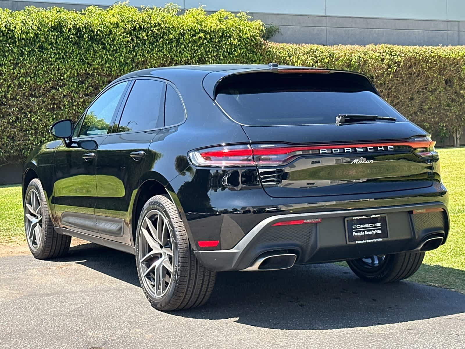 Certified 2025 Porsche Macan AWD/4WD image 3