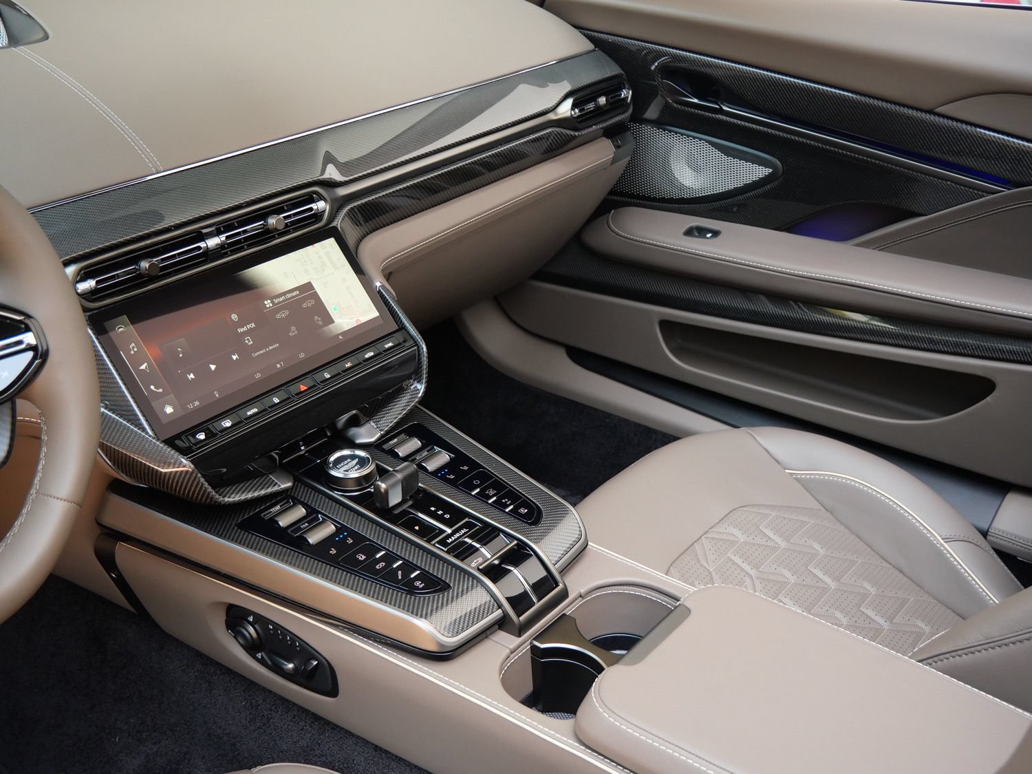 New 2026 Aston Martin Vanquish Convertible RWD image 23