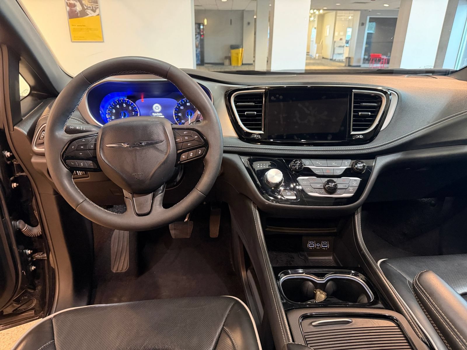 Used 2025 Chrysler Pacifica Limited FWD image 37