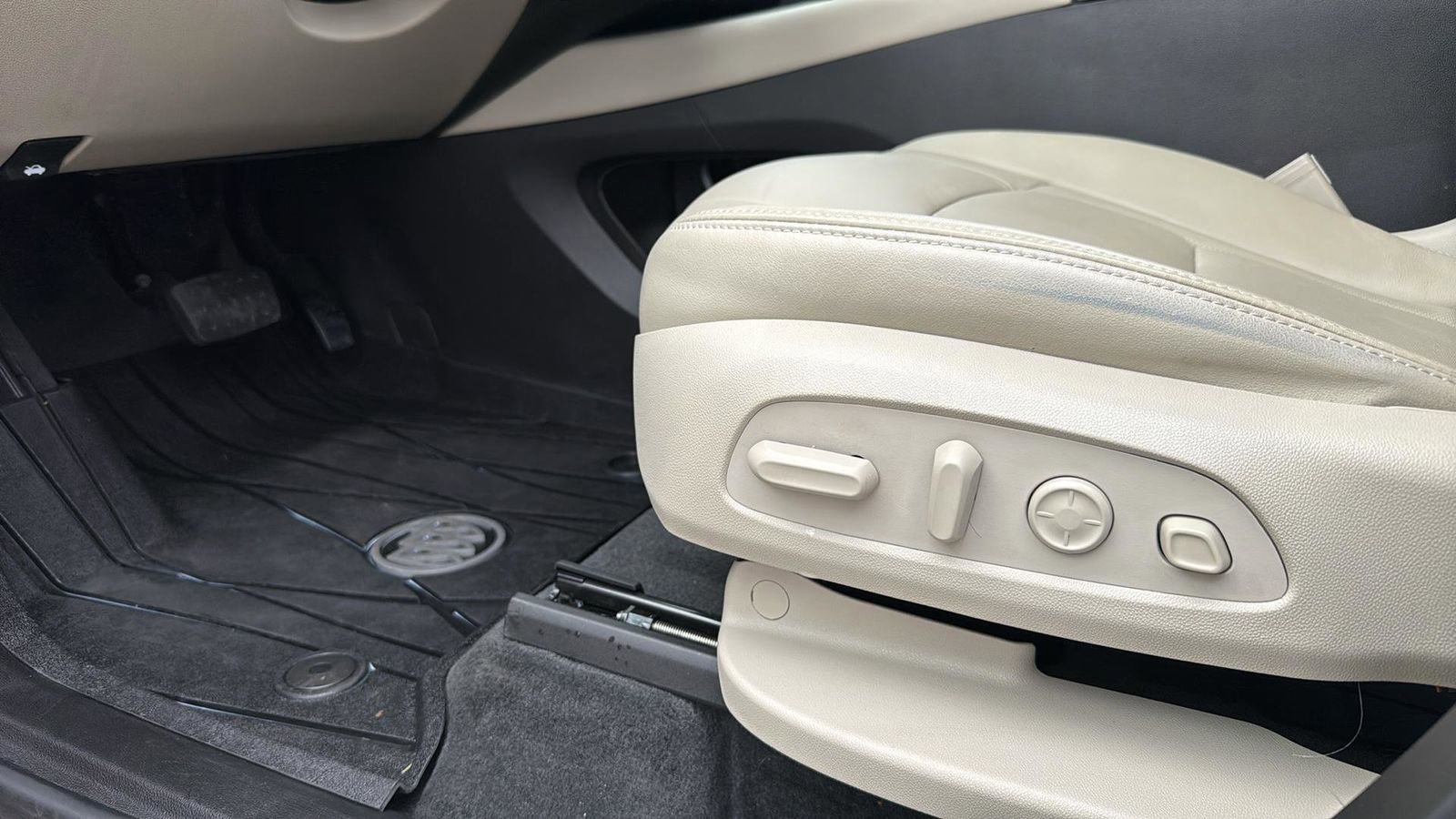 Used 2021 Buick Enclave Premium w/ Surround and Sites Package image 11