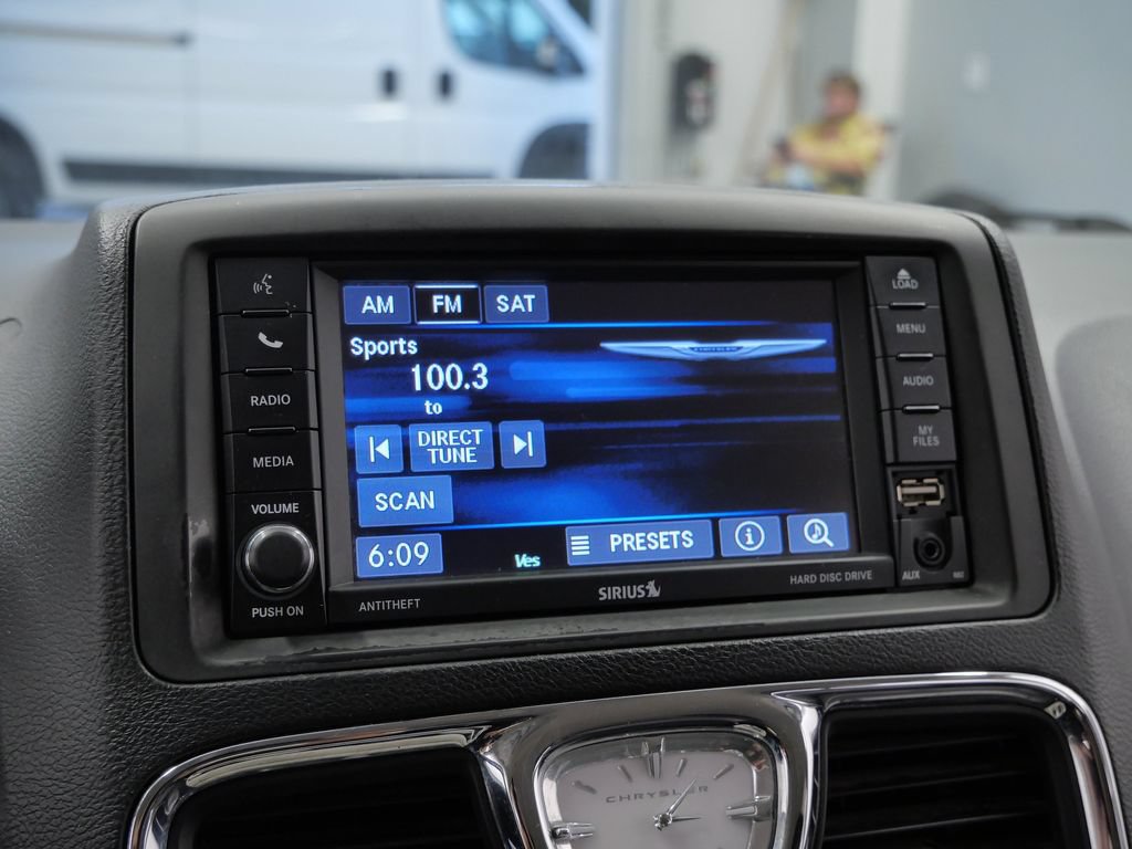 Used 2014 Chrysler Town & Country Touring FWD image 23