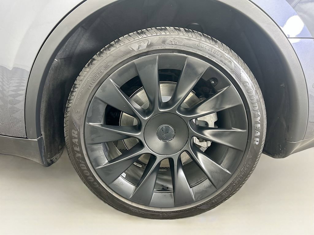 Used 2022 Tesla Model Y Long Range image 30