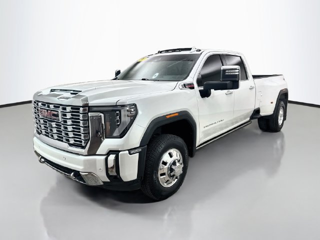 Used 2024 GMC Sierra 3500 Denali w/ Technology Package AWD/4WD image 3