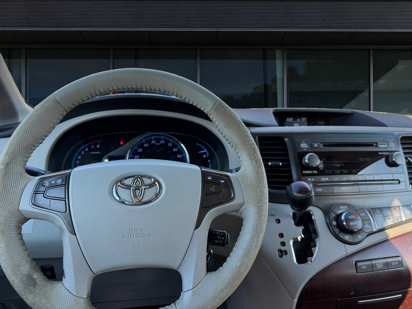 Used 2012 Toyota Sienna XLE FWD image 4