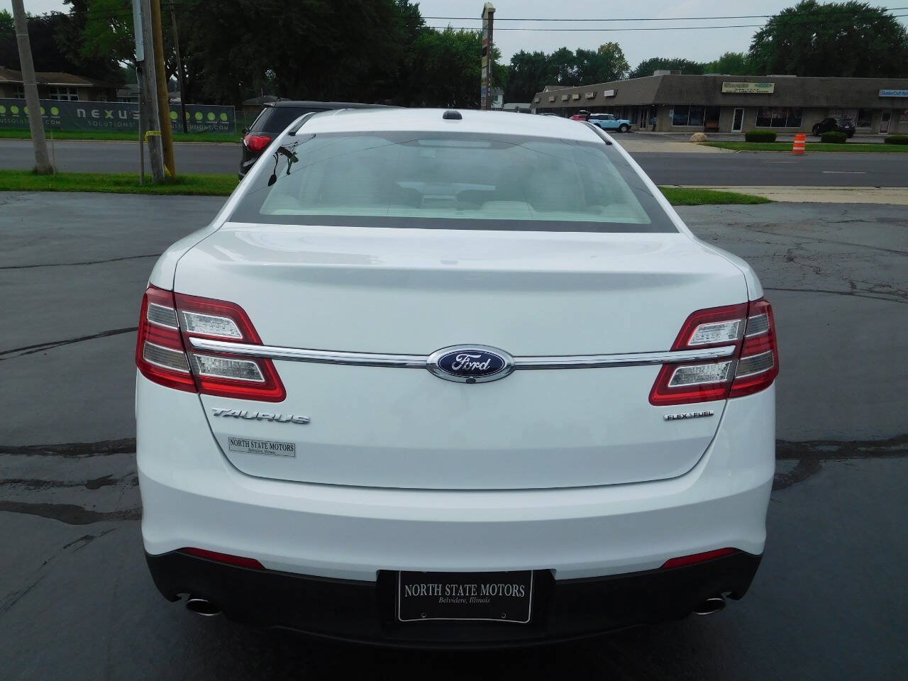 Used 2016 Ford Taurus SE FWD image 8