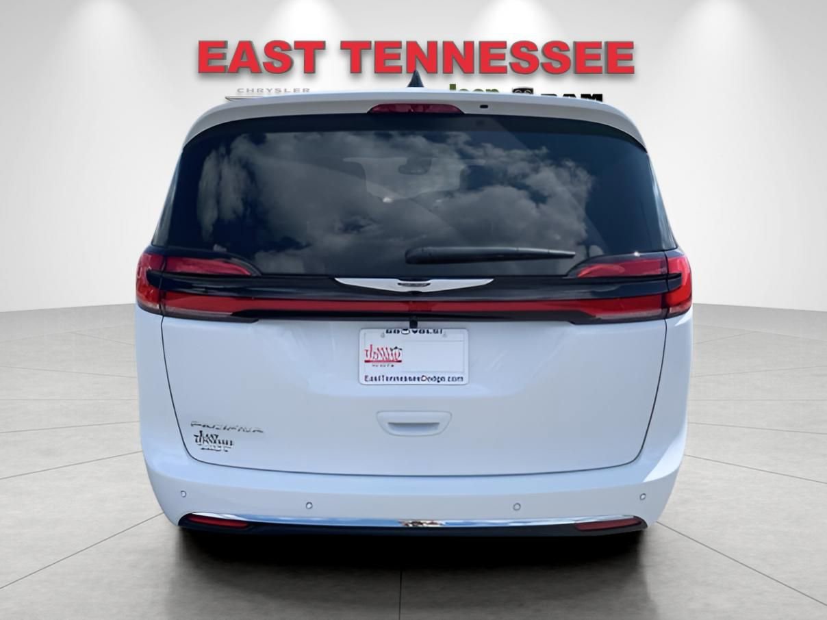 New 2026 Chrysler Pacifica Select image 4