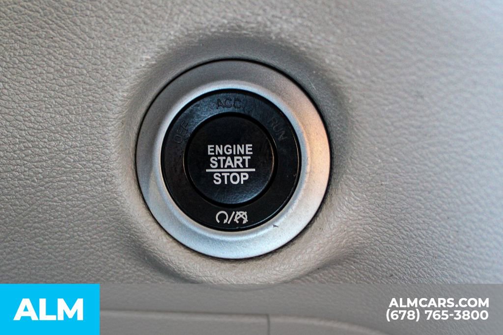 Used 2023 Chrysler Pacifica Touring-L image 31