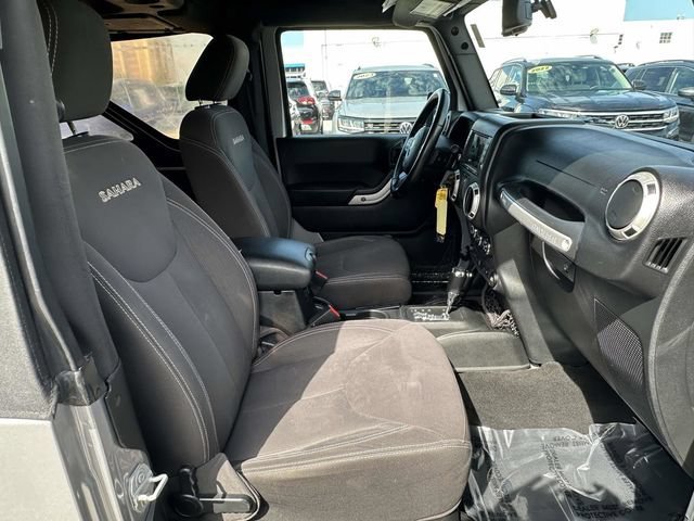 Used 2017 Jeep Wrangler Sahara w/ Connectivity Group AWD/4WD image 19