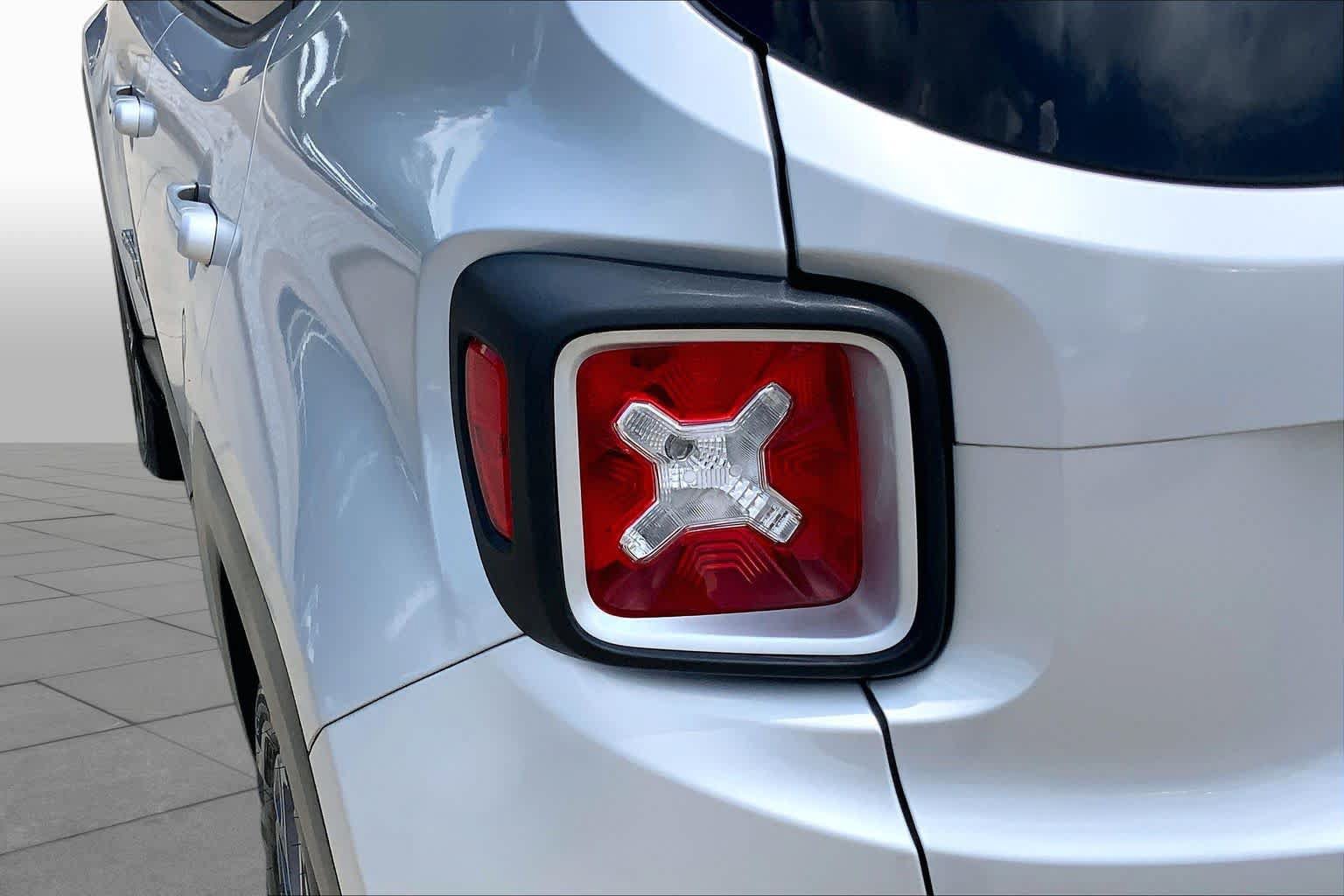 Used 2016 Jeep Renegade Limited FWD image 28
