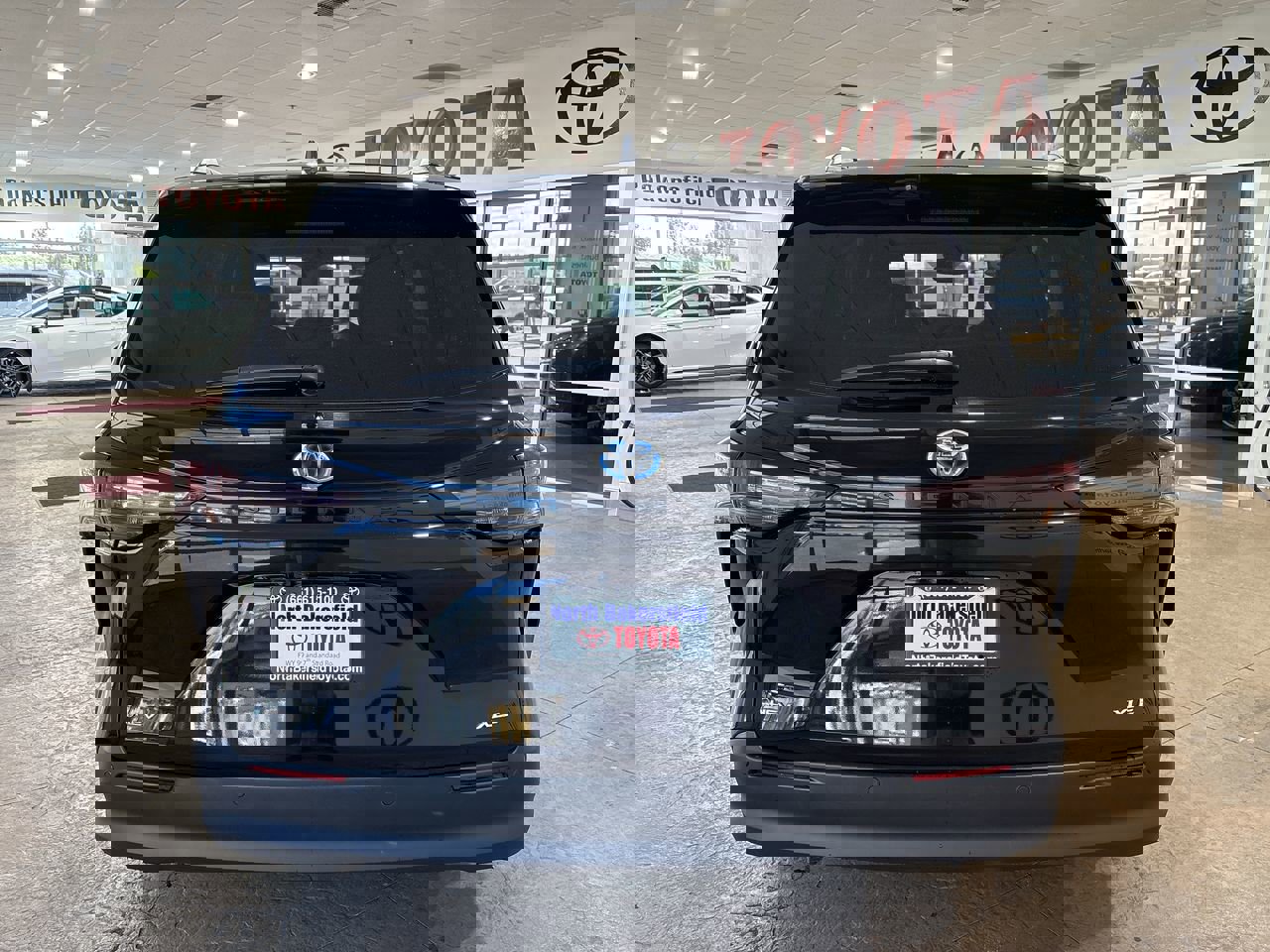 Certified 2025 Toyota Sienna XLE image 9