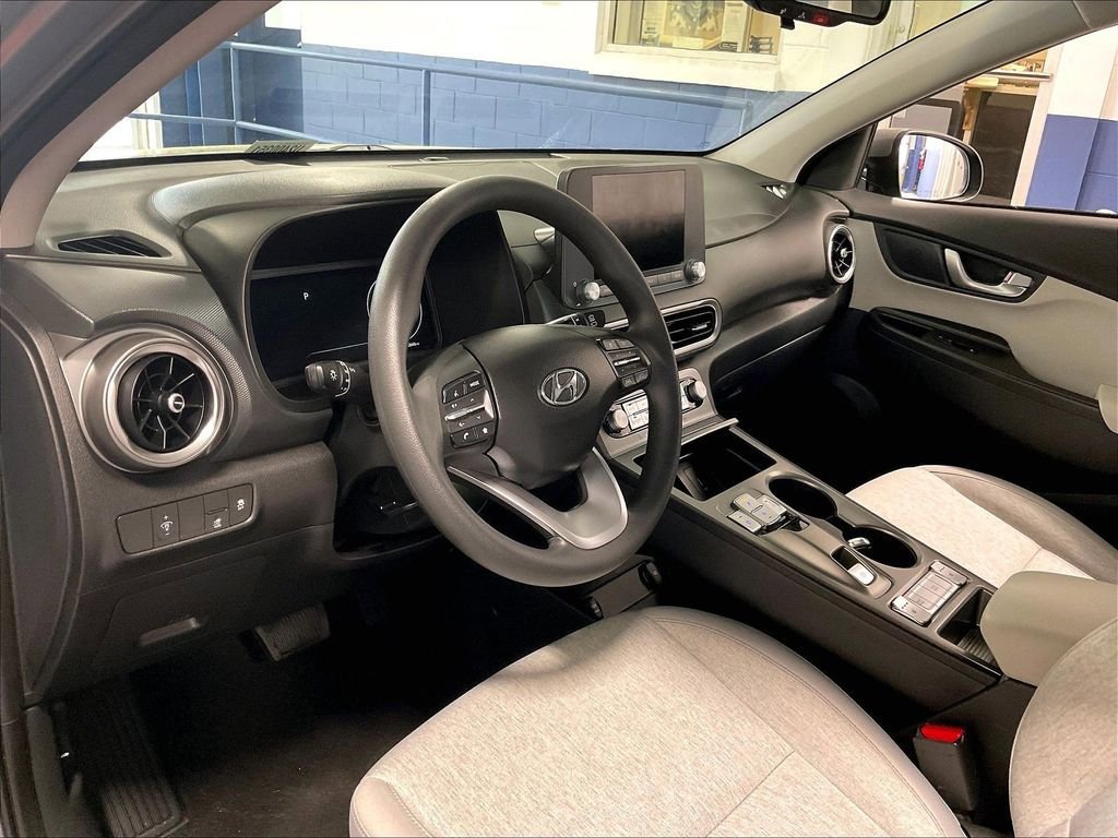 Used 2023 Hyundai Kona SE w/ Cargo Package FWD image 8