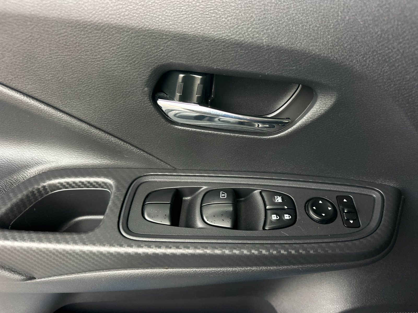 Used 2025 Nissan Versa SV FWD image 10