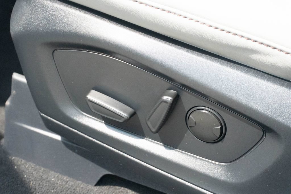 Used 2025 Ford Explorer Active w/ Active Comfort Package RWD image 17