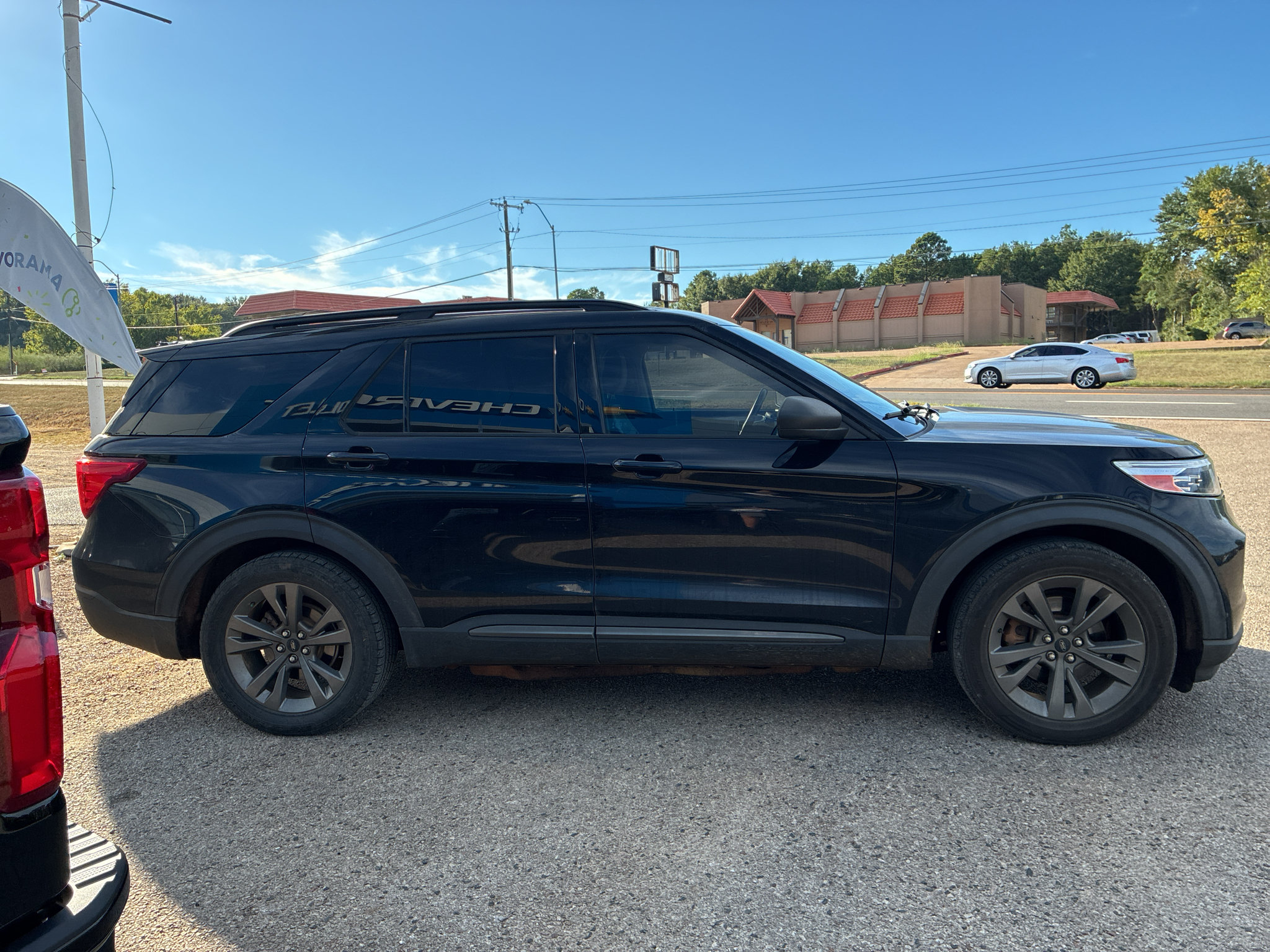 Used 2021 Ford Explorer XLT w/ Equipment Group 202A RWD image 12