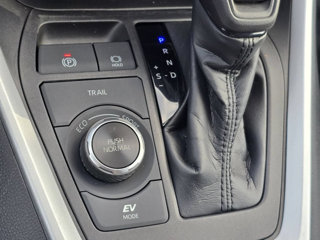 Used 2021 Toyota RAV4 XLE w/ Convenience Package AWD/4WD image 12