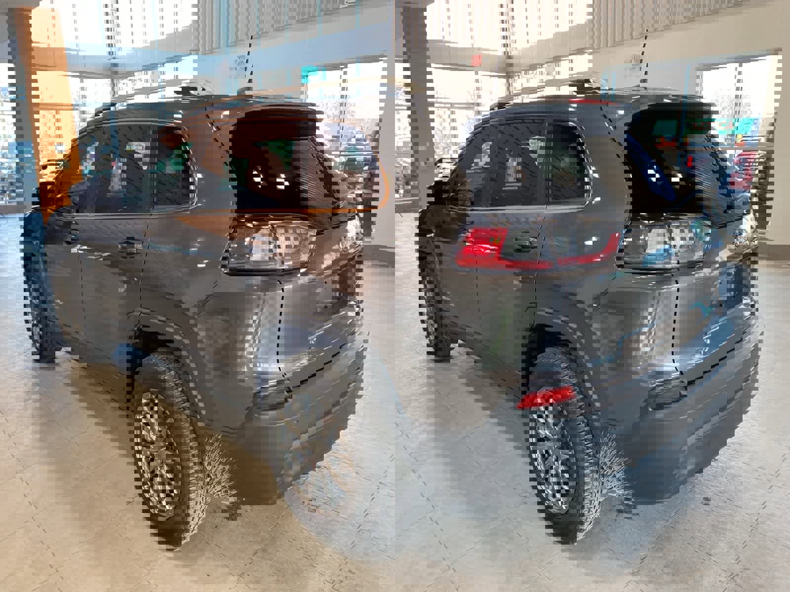 Used 2021 Jeep Cherokee Latitude Lux w/ Comfort/Convenience Group image 3