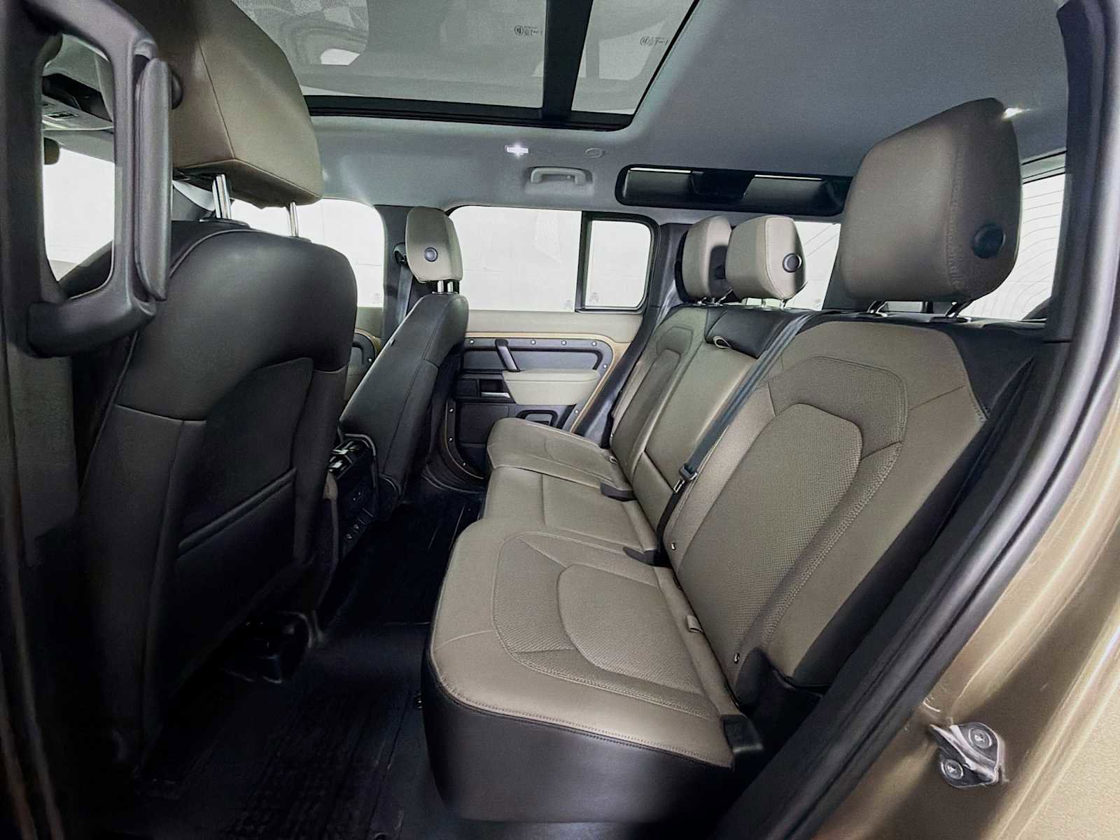 Used 2025 Land Rover Defender 110 S image 22