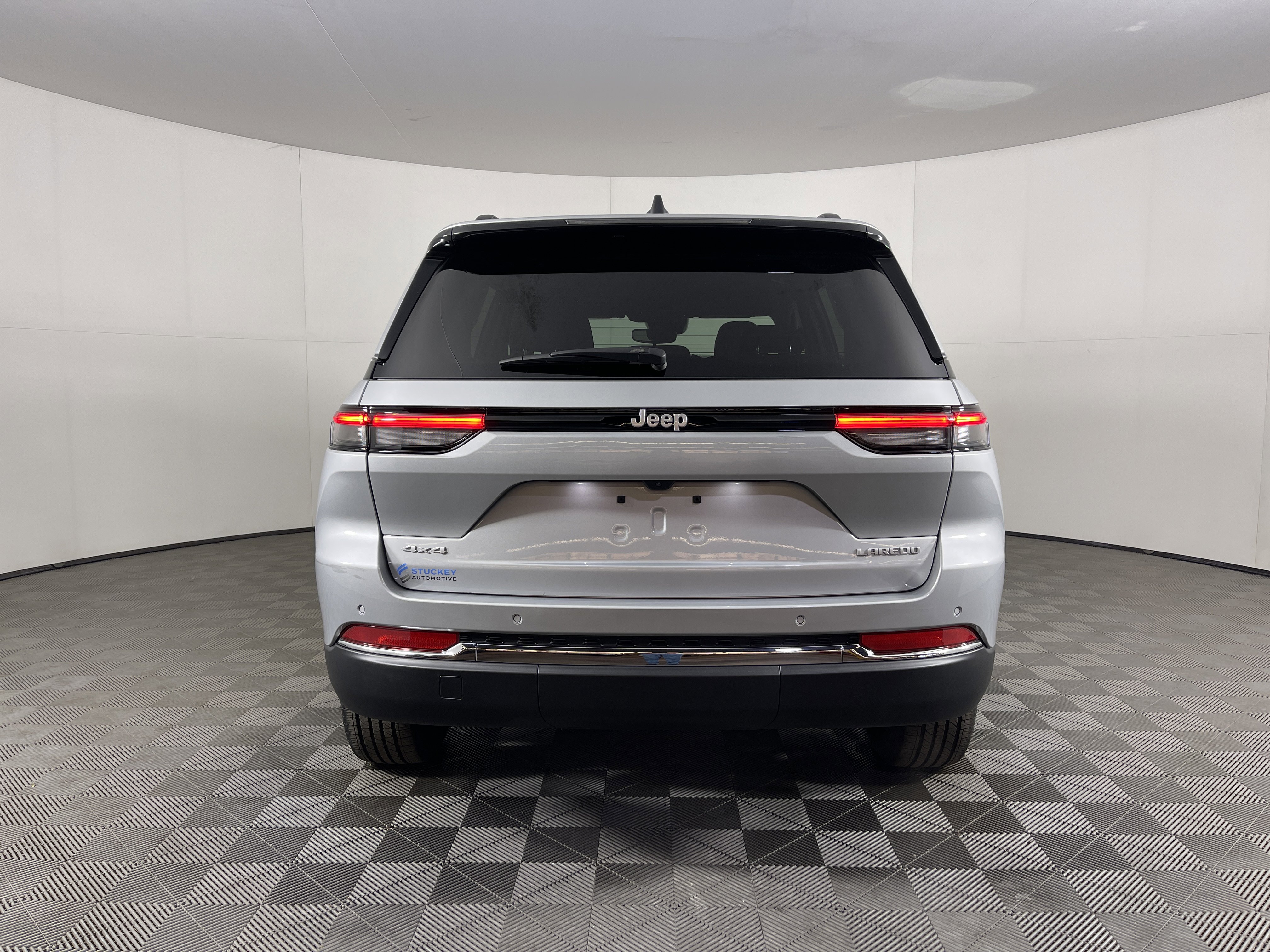 Used 2024 Jeep Grand Cherokee Laredo image 4