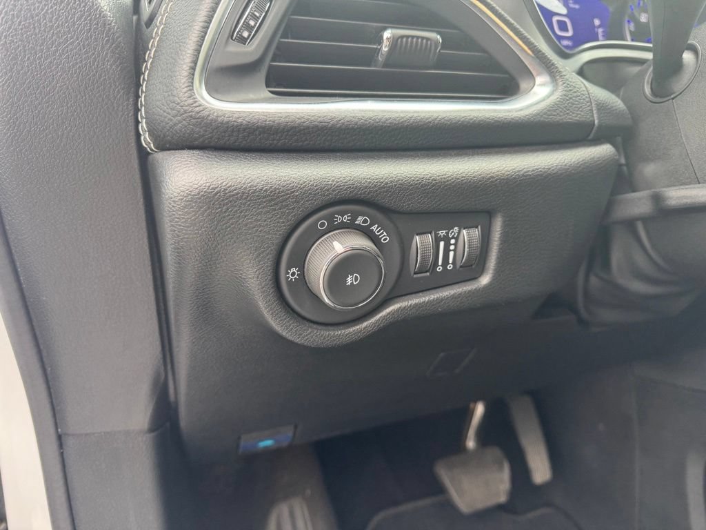 Used 2025 Chrysler Pacifica Limited FWD image 4