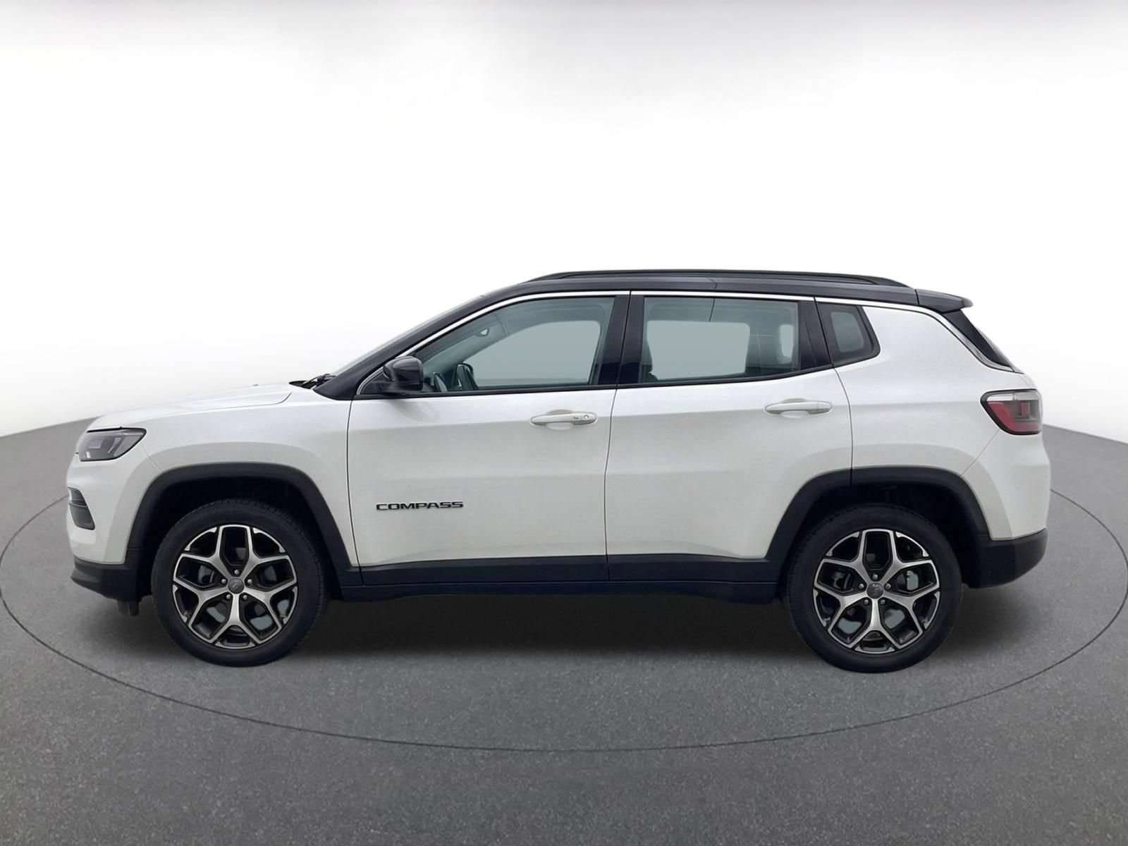 Used 2025 Jeep Compass Limited AWD/4WD image 4