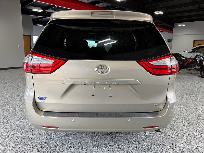 Used 2016 Toyota Sienna XLE Premium FWD image 4