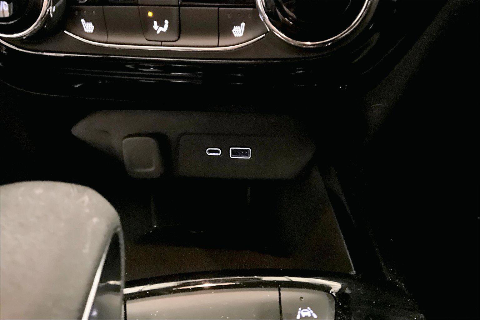 Used 2025 Chevrolet Trax LT w/ LT Convenience Package image 31