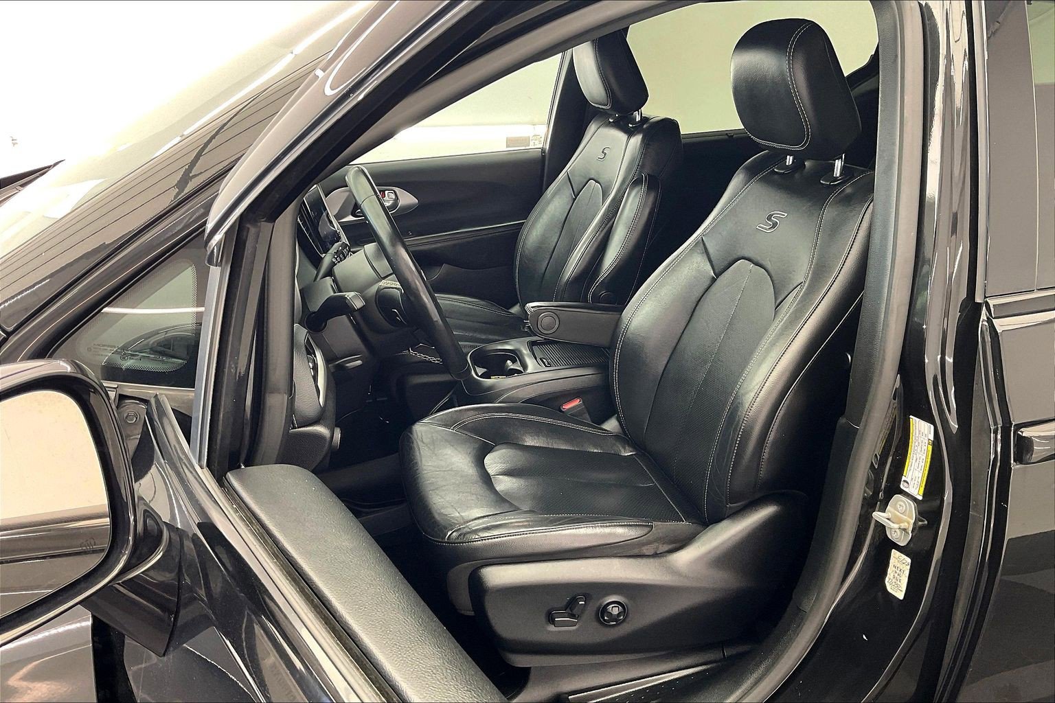Used 2021 Chrysler Pacifica Touring-L w/ S Appearance Package FWD image 17