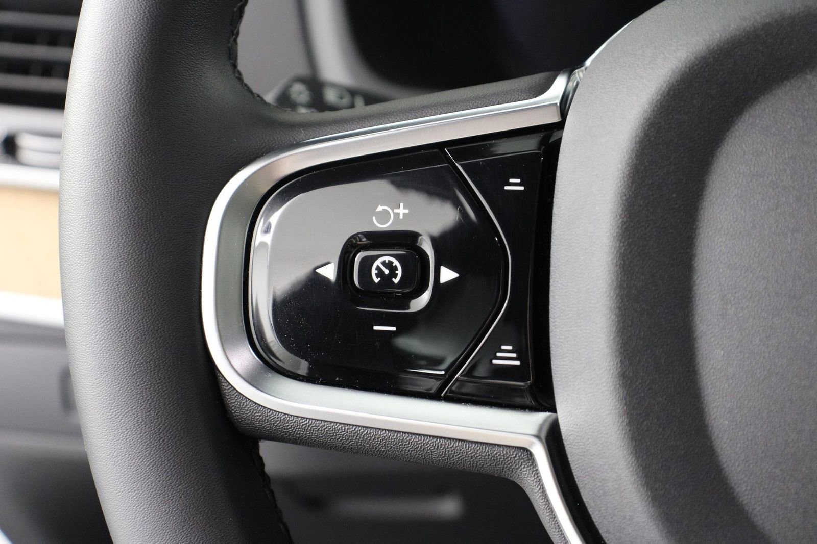 Certified 2024 Volvo XC90 T8 Plus AWD/4WD image 10